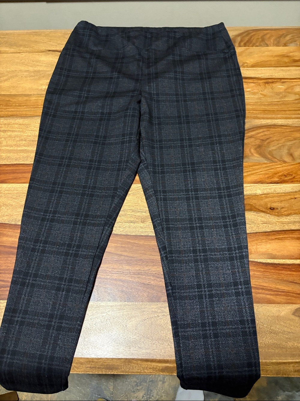 Plaid Stretch Leggings — Women's Black & Gray